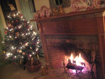 christmas_fireplace_2009.jpg