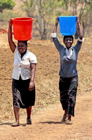 malawi_women_w_water_cs_9902.jpg